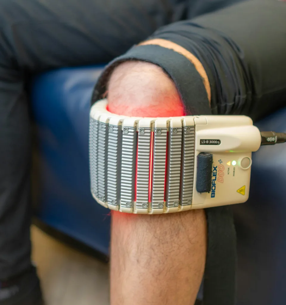 Trattamento con dispositivo laser terapeutico sul ginocchio